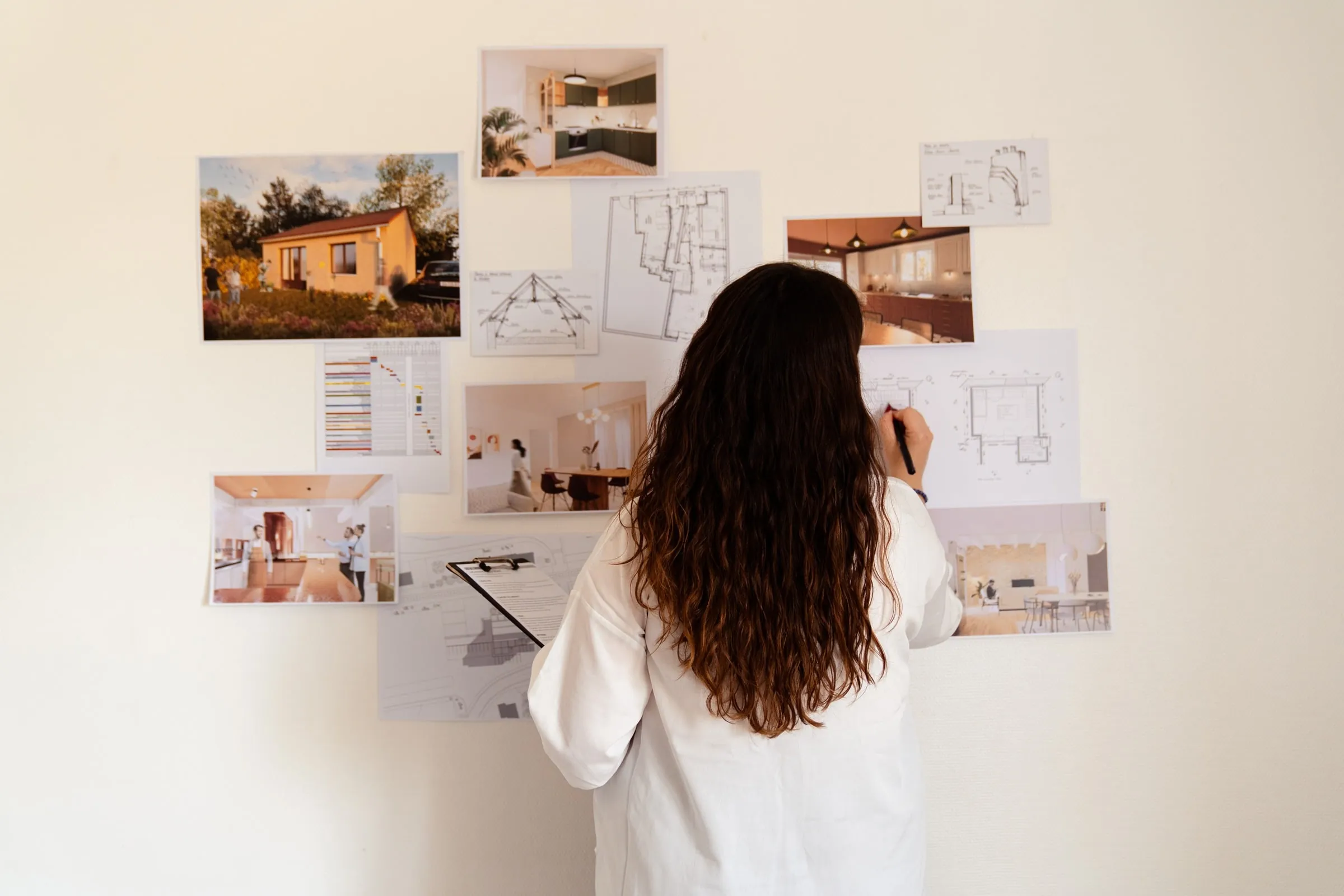 Maéva devant son mur de projets d'architecture d'intérieur